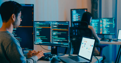 Produtividade em laptop com ícones digitais